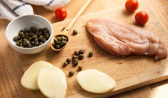 куриная грудка, фаршированная моцареллой и каперсами