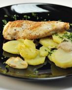 Куриное филе с картофелем и грибным соусом