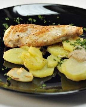 Куриное филе с картофелем и грибным соусом