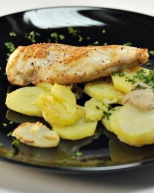 Куриное филе с картофелем и грибным соусом