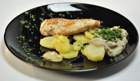 куриное филе с картофелем и грибным соусом