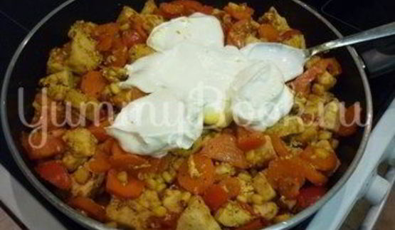 куриное филе с овощами в сметанном соусе