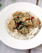 Куриное филе в сметанном соусе с кинзой и чесноком