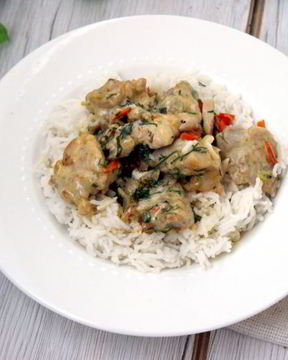 Куриное филе в сметанном соусе с кинзой и чесноком