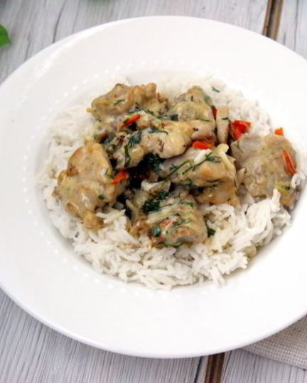 Рецепт куриного филе в сметанном соусе с кинзой и чесноком