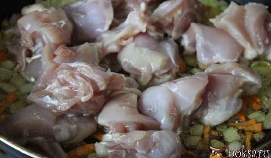 куриное филе в сметанном соусе с кинзой и чесноком