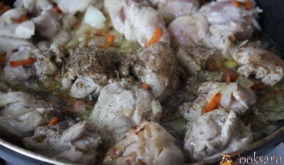 куриное филе в сметанном соусе с кинзой и чесноком