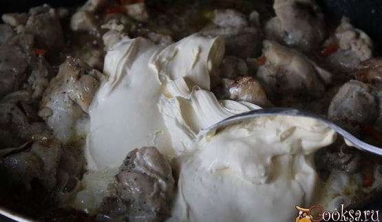 куриное филе в сметанном соусе с кинзой и чесноком