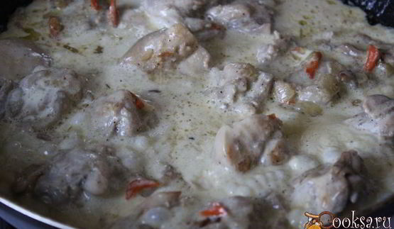 куриное филе в сметанном соусе с кинзой и чесноком