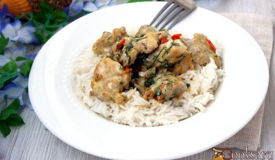 куриное филе в сметанном соусе с кинзой и чесноком