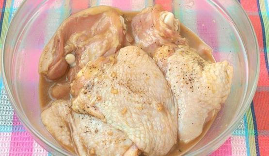 куриные бедра, запеченные с яблоками