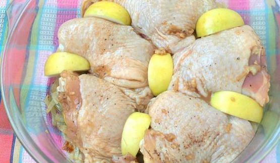 куриные бедра, запеченные с яблоками