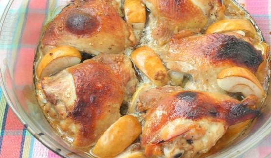 куриные бедра, запеченные с яблоками