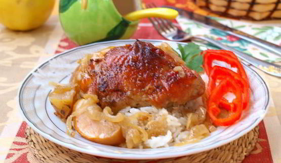 куриные бедра, запеченные с яблоками