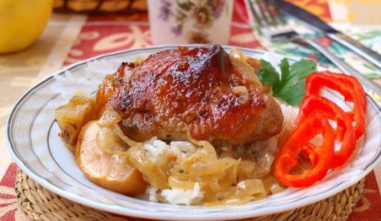 куриные бедра, запеченные с яблоками