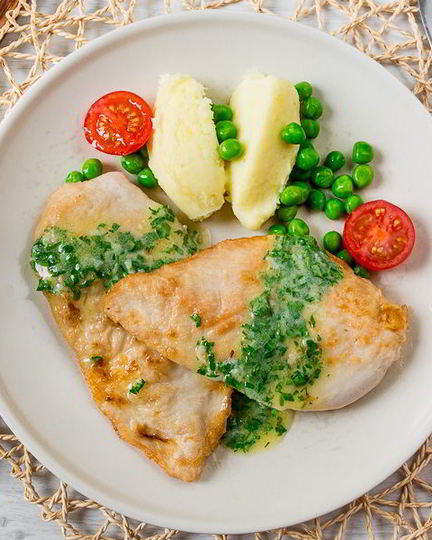 Рецепт куриных грудок с травяным маслом