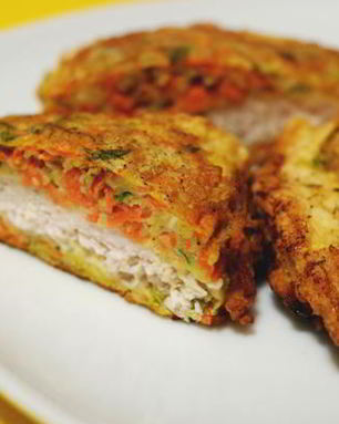 Куриные грудки в панировке из моркови и зелени