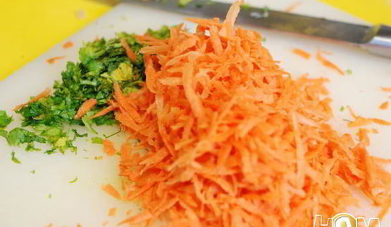 куриные грудки в панировке из моркови и зелени