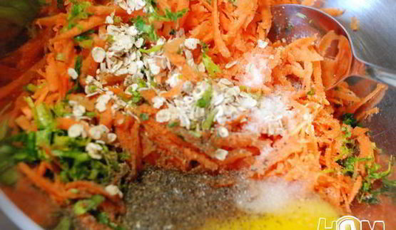 куриные грудки в панировке из моркови и зелени