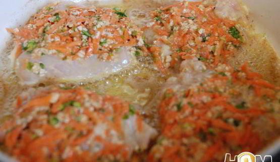 куриные грудки в панировке из моркови и зелени