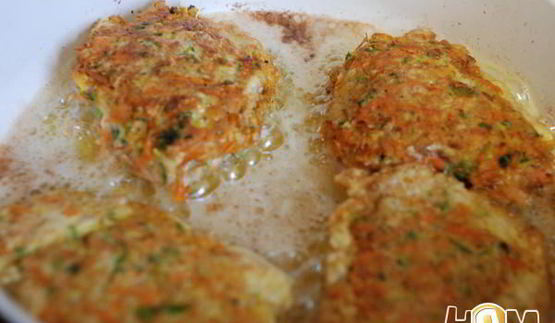 куриные грудки в панировке из моркови и зелени