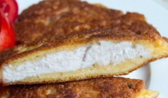 куриные отбивные с начинкой, жаренные в кляре
