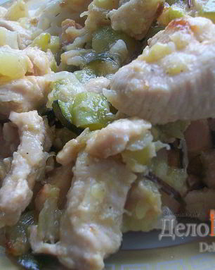 Курица тушеная с луком и цуккини