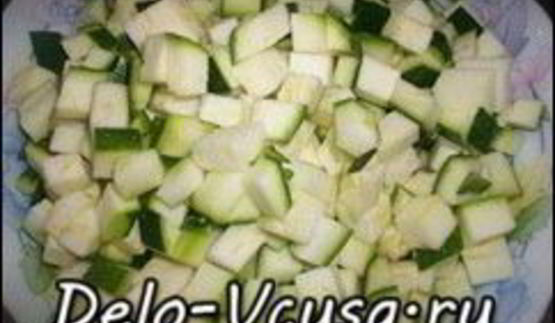 курица тушеная с луком и цуккини