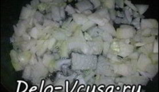 курица тушеная с луком и цуккини