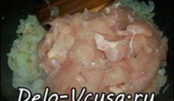 курица тушеная с луком и цуккини