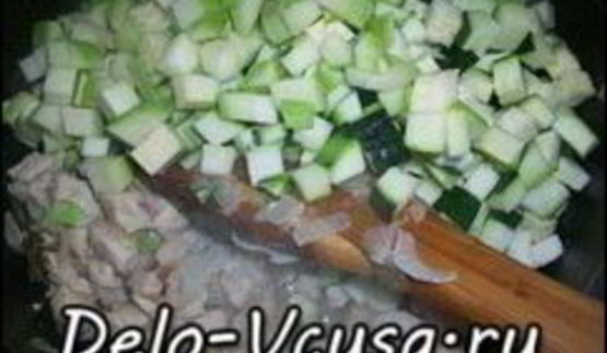 курица тушеная с луком и цуккини