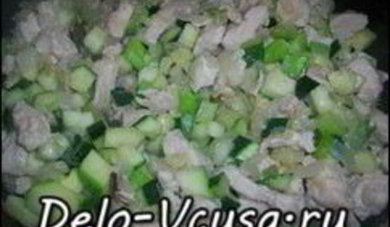 курица тушеная с луком и цуккини