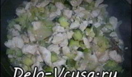 курица тушеная с луком и цуккини