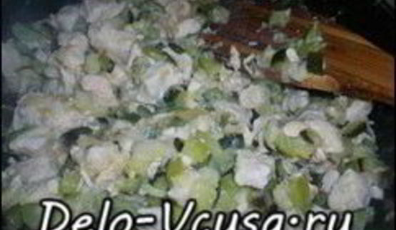 курица тушеная с луком и цуккини