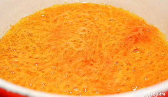 курица, тушенная с луком и морковью