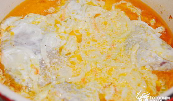 курица, тушенная с луком и морковью