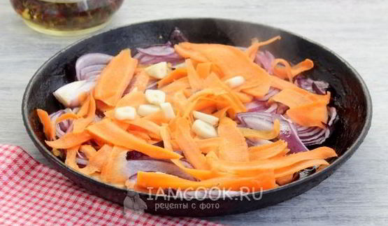 курица, запеченная с целыми томатами в собственном соку