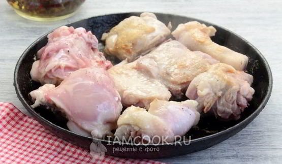 курица, запеченная с целыми томатами в собственном соку