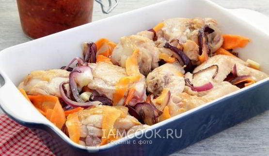 курица, запеченная с целыми томатами в собственном соку
