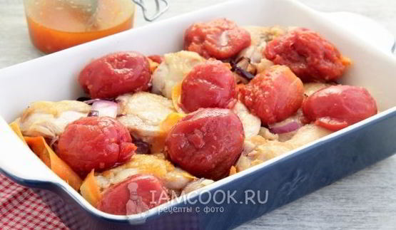курица, запеченная с целыми томатами в собственном соку