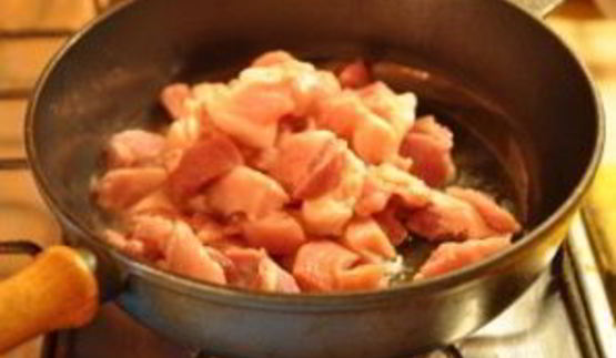 мясо кусочками на сковороде