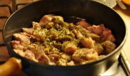 мясо кусочками на сковороде