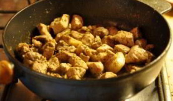 мясо кусочками на сковороде