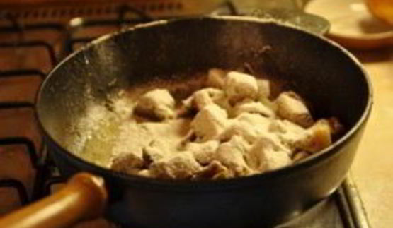 мясо кусочками на сковороде