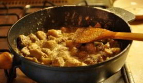 мясо кусочками на сковороде