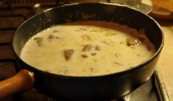 мясо кусочками на сковороде