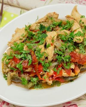 Мясо с баклажанами и помидорами в духовке