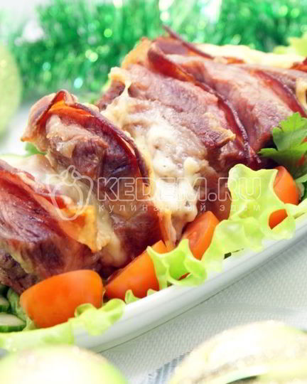 Рецепт мяса с беконом и сыром