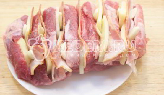 мясо с беконом и сыром