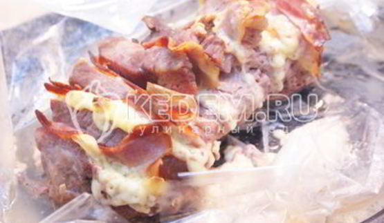 мясо с беконом и сыром